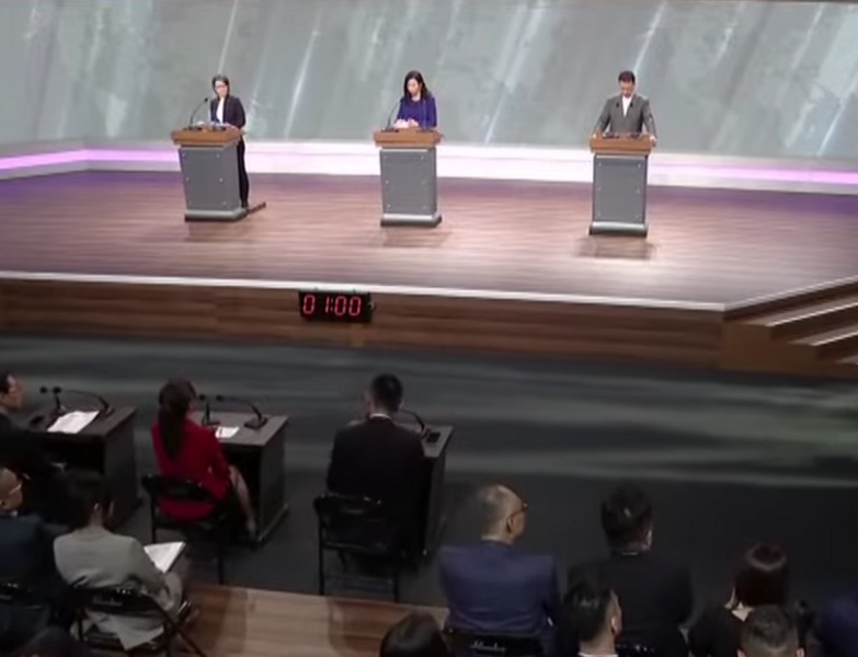 2024副總統候選人電視辯論會1日登場,藍綠針鋒相對,逼得民眾黨副總統候選人吳欣盈喊:「不要把我當空氣」。(直播截圖)