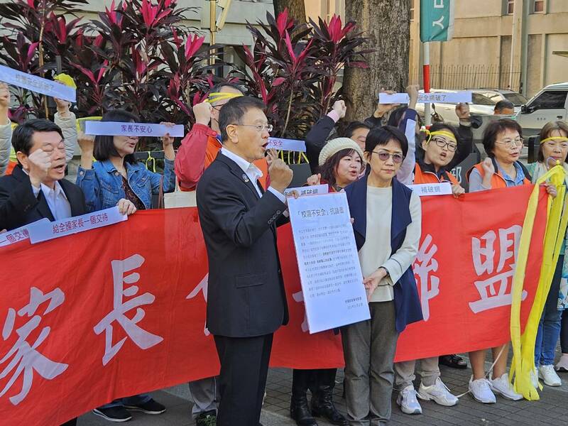 家長團體2日前往教育部門口抗議,盼修改《輔導辦法》,賦予教師更多管教權以避免校安意外再次發生。(Photo by 呂翔禾/台灣醒報)
