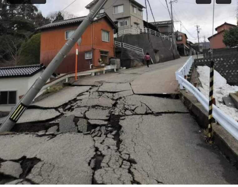 日本西海岸1日發生規模7.6的強震,造成路面破裂、房屋坍塌等災情。(臉書截圖)