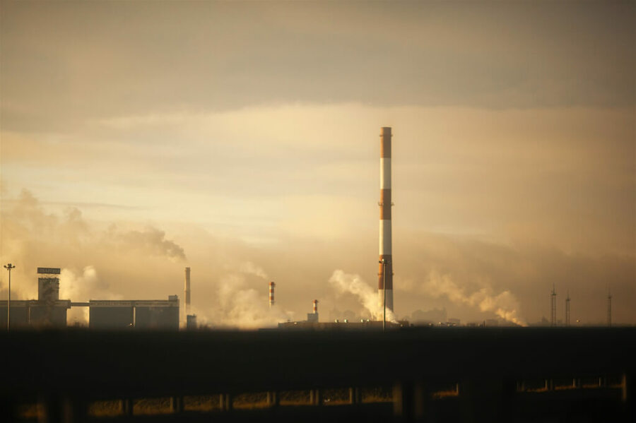 環境部規劃製造業整體於2030年應減總量至少須25%至28%,學者看好有機會達成。(中央社)