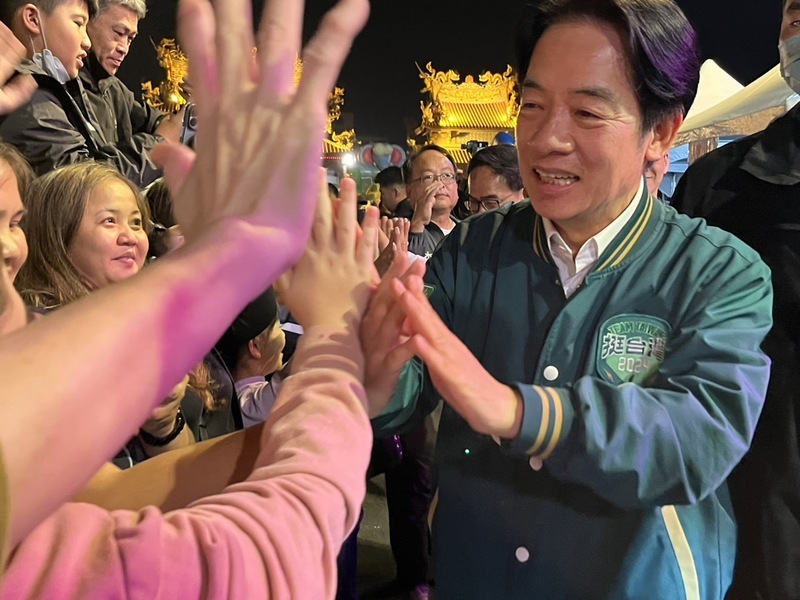 民進黨9賴清德南下高雄鳳山助選 支持者熱情相迎。(中央社)