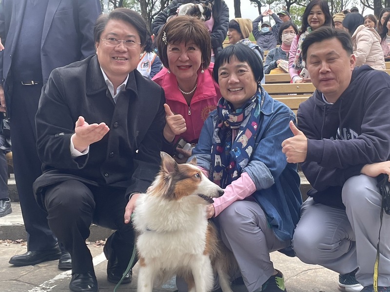 我愛毛孩公益嘉年華4日於大安森林公園盛大登場,內政部長林右昌(左一)與狗狗合照。(Photo by 簡嘉佑/台灣醒報)。