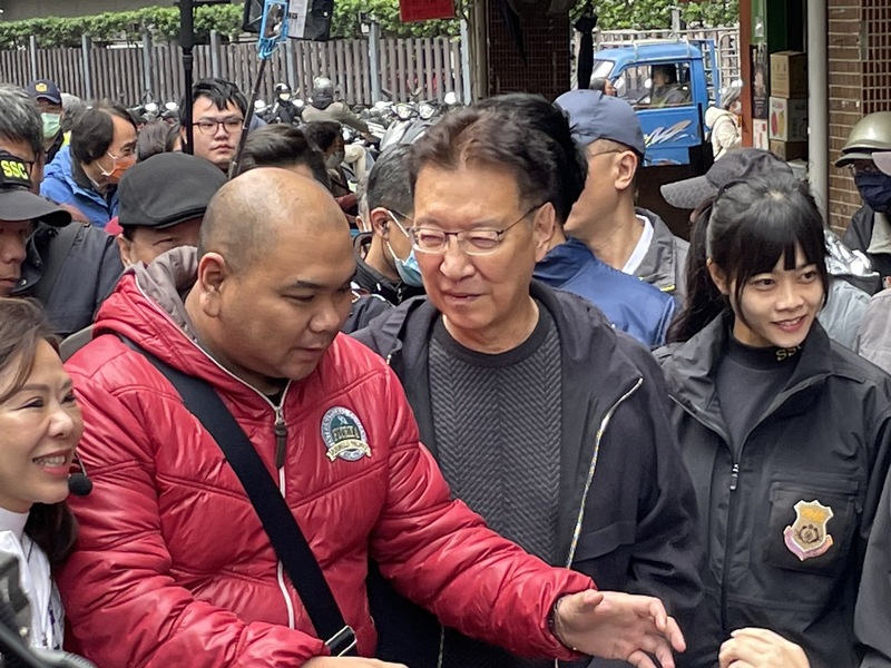 國民黨副總統候選人趙少7日於內湖市場相挺立委候選人李彥秀,引得市場群眾熱情歡迎,高呼「副總統」、「侯康凍蒜」。(Photo by 簡嘉佑/台灣醒報)