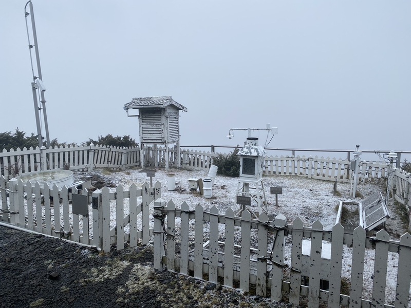 圖為玉山去年12月30日降雪的畫面。天氣風險預報員歐宗學指出,大陸冷氣團乾冷空氣10日開始影響台灣到12日。(中央氣象署)