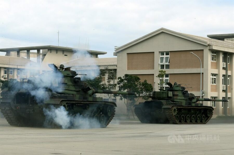 圖為花防部戰車戰鬥隊實施「佳山基地反空機降縮短距離演練」,M60A3戰車在演練行進間射擊。(中央社)