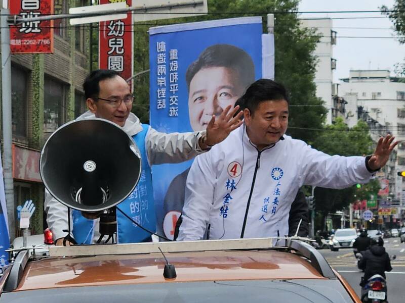 國民黨主席朱立倫7日與立委參選人林金結一同在選區車掃,爭取選民支持(Photo by 呂翔禾/台灣醒報)