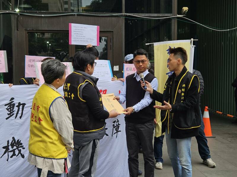 貨運司機8日於勞動部門口陳情,呼籲勞動部要更保障司機勞動與生活權。(Photo by 呂翔禾/台灣醒報)