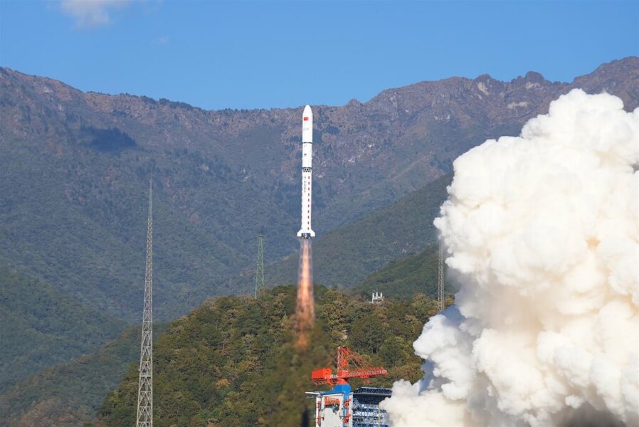 中國本(一)月9日發射人造衛星穿越台灣南部上空,國防部連續4次發布「國家級警報」,英文版誤植成「飛彈」,引起風波。(中央社)