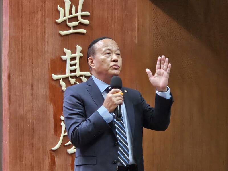 國防部11日在行政院記者會上,再次說明衛星簡訊的處理過程與改進作為,圖為國防部副部長柏鴻輝。(Photo by 呂翔禾/台灣醒報)