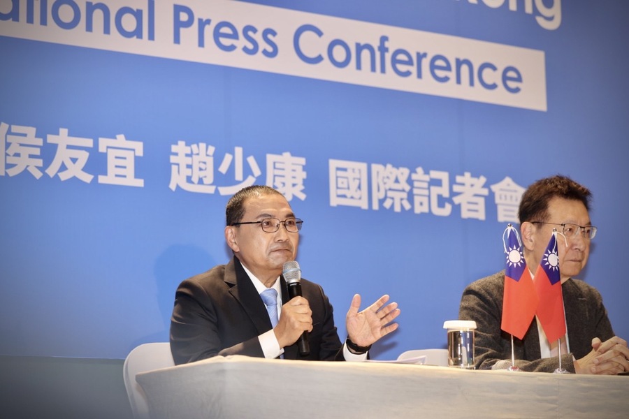 國民黨總統候選人侯友宜11日召開國際記者會,表態自己的兩岸立場與前總統馬英九不太相同,交流需循序漸進恢復善意。(侯友宜辦公室)