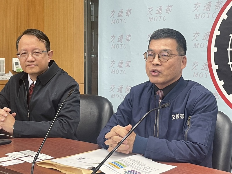 交通部運輸研究所長林繼國(右)15日召開記者會指出,目前正已有緊急救援車輛優先號誌控制的系統,預計最先於台中市進行實作。(Photo by 簡嘉佑/台灣醒報)
