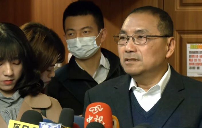 新北市長侯友宜16日接受聯訪,表示會專心處理新北市政。(直播截圖)