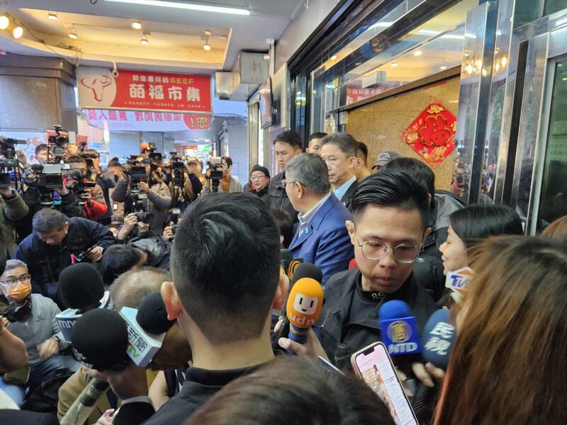 民眾黨黨部樓下門口擠滿了記者。(Photo by 呂翔禾/台灣醒報)