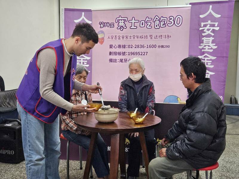藝人鳳小岳18日臘八時節,煮粥給寒士與志工分享年節喜悅。(Photo by 呂翔禾/台灣醒報)