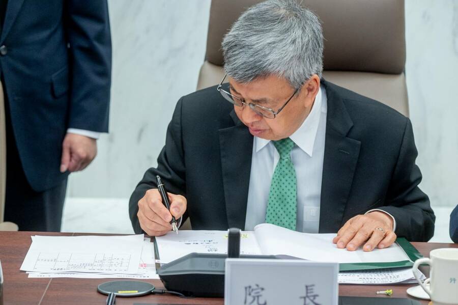 行政院長陳建仁18日正式向總統提出內閣總辭,並列舉在任內通過的法案與政策。(行政院提供)