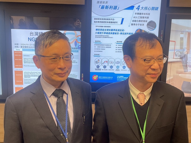 健保署長石崇良(右)21日指出,健保納入NGS,規定單一癌別終身僅能給付一次,且預計採定額給付。(Photo by 簡嘉佑/台灣醒報)