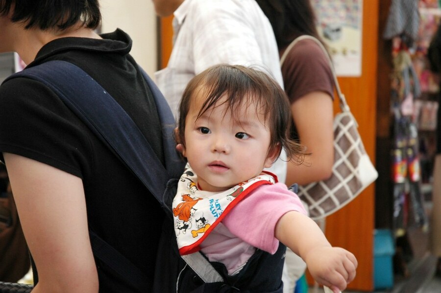 日本生育率不高,政府絞盡腦汁要提高生育率。(Photo by Leonid Mamchenkov on Flickr used under Creative Commons license)