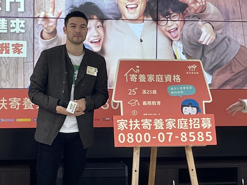 身穿帥氣西裝外套的鳳小岳首度擔任寄養家庭招募的大使,盼推廣更多民眾加入寄養家庭的行列。(Photo by簡嘉佑/台灣醒報)