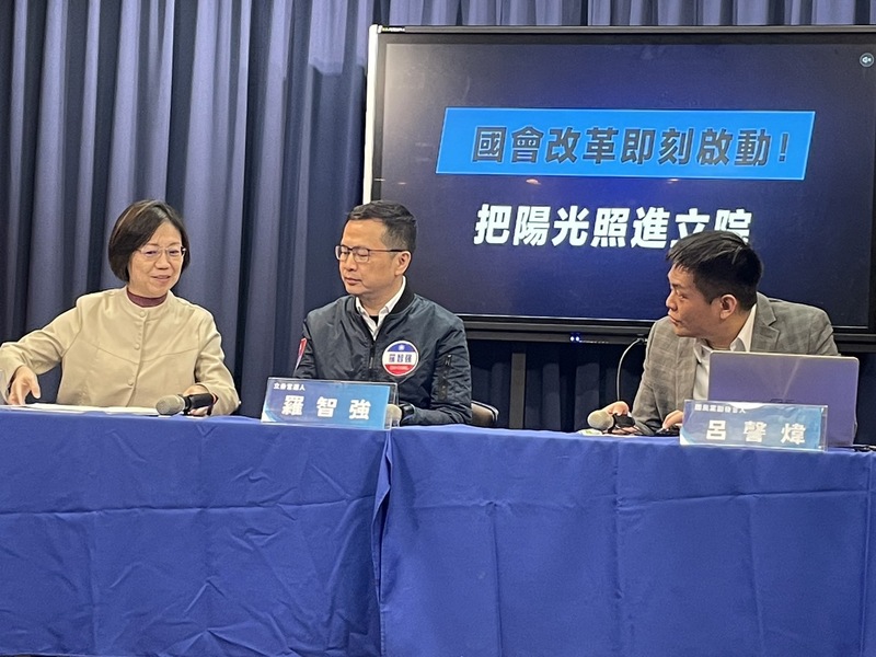 國民黨不分區立委翁曉玲(左)與國民黨新科立委羅智強(中)23日於記者會指出,國民黨將國會視為重要任務。(Photo by 簡嘉佑/台灣醒報)