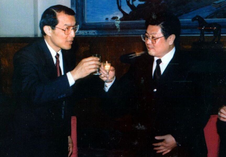 1991年5月3日陳長文拜訪時任國務院副總理吳學謙、圖為中共國務院台辦主任王兆國(右)在北京人民大會堂設宴招待海基會祕書長陳長文一行。(資料照片)