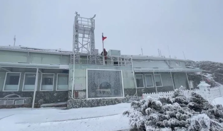 玉山23日出現降雪情形,今測得最低溫為-5.5度。(中央氣象署提供)