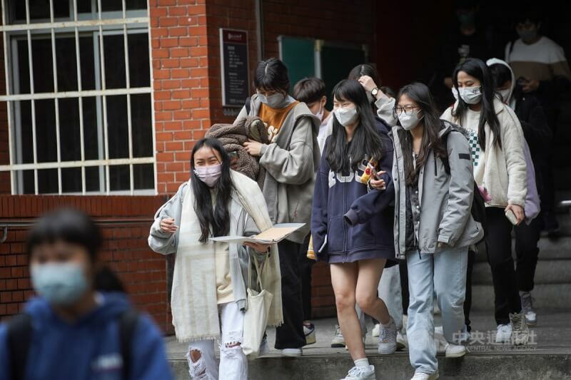 大學入學考試學測出題應該每年更難易一致,並參考其他國家的情形,以期尋找出題的平衡點,確保考試的公正性和有效性。(中央社)