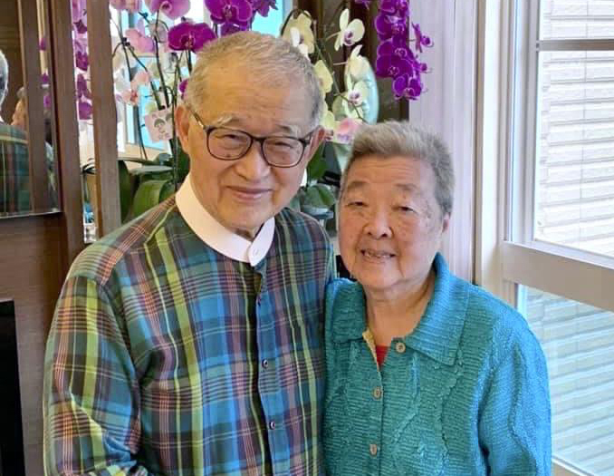 我和太太蘇老師結婚近六十年,沒有小孩,所以終年夫妻相聚,很少分開,慢慢養成我對妻了的依賴。(作者FB)