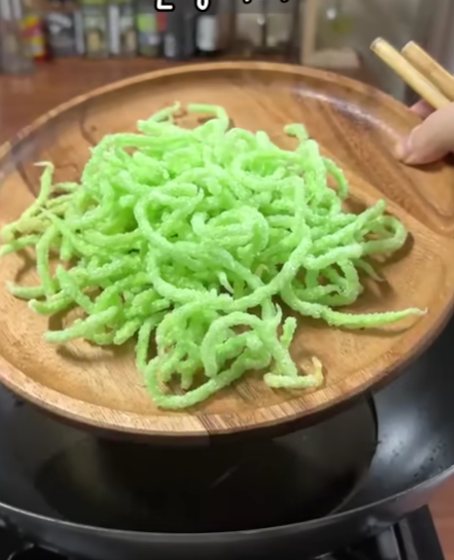 近期一款可食用的「油炸環保牙籤」在南韓社群平台引發風潮。(Youtube 截圖)