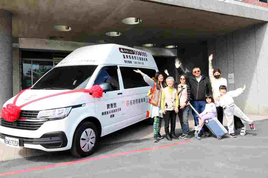 新北市民黃承志與(左四)與母親陳寶貴(左二)、家人一起送愛到台東,並在捐贈的復康巴士前開心合影。(一粒麥子基金會提供)