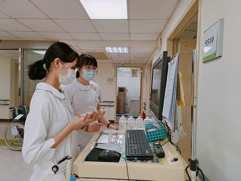 基層護理師受訪時,詳述地區醫院的工作內容與人力調配,表示負擔不比醫學中心還輕。(中央社)