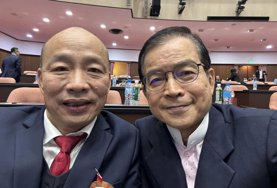 國民黨立委韓國瑜1日當選立法院長,藍委們紛開心表示,行政部門終可獲得國會有效監督。(賴士葆臉書)