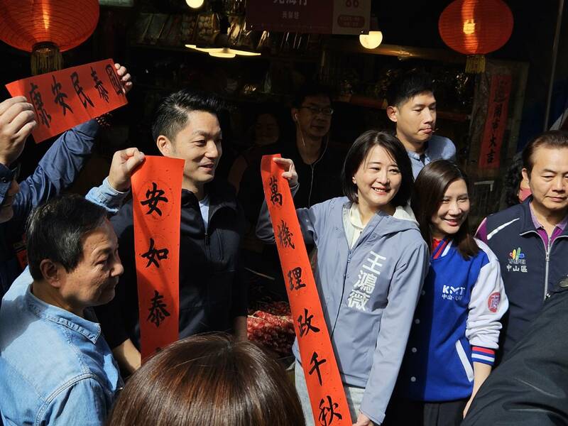 台北市長蔣萬安4日到榮濱商圈掃街,現場民眾都熱情歡迎。(Photo by 呂翔禾/台灣醒報)