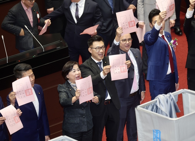 立法院1日下午舉行立法院副院長選舉,在第1輪投票無人過半下,舉行第2輪投票,國民黨立委江啟臣(右3)蓋完票章後亮出選票。 (中央社)