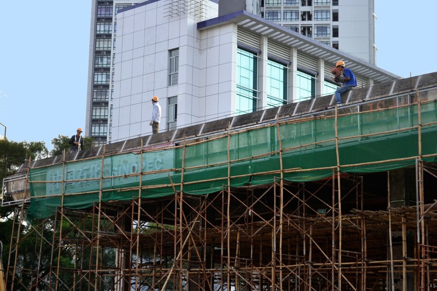 接受政府紓困補助的中國建商,必須安裝監視器回報進度。(Photo by David Boté Estrada on Flickr used under Creative Commons license)