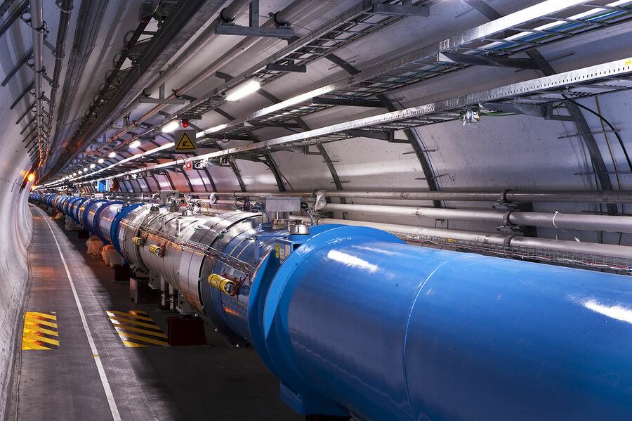 科學家近日提案盼興建更大型的粒子加速器以探索宇宙的暗物質,但高達120億歐元的價格將會是不小的阻礙。(Wikimedia Commonss)