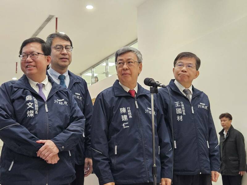 行政院長陳建仁 (前排中)7 日受訪時,呼籲立法院黨團需遵守憲法。(Photo by 呂翔禾/台灣醒報)