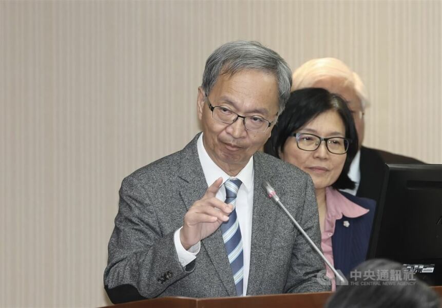 衞福部長薛瑞元跟進補槍,強調台糖申請複檢,食藥署會依照標準作業程序加快作業。(中央社)