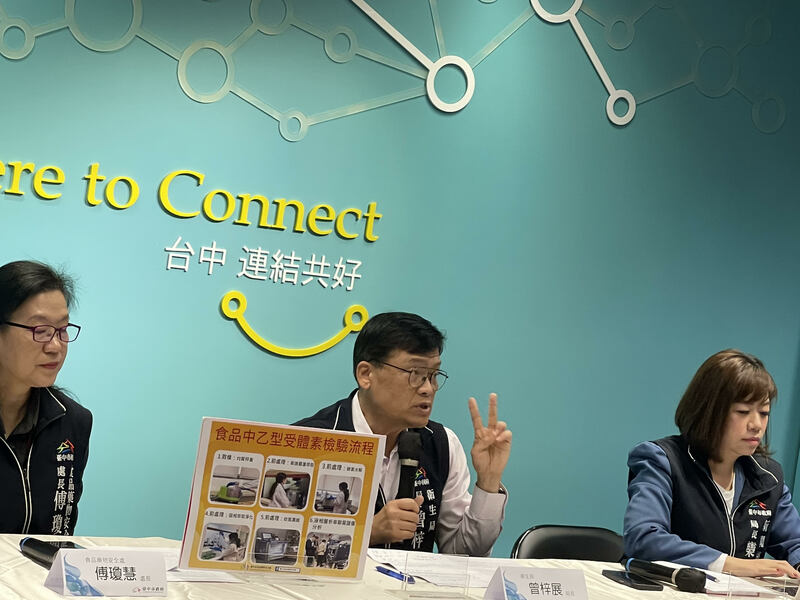 台中市政府慎重其事召開記者會說明台糖公司豬肉複檢結果,出席者包括衛生局長曾梓展(中)、新聞局長欒治誼(圖右)、食安處長傅瓊慧(左)、振泰檢驗公司總經理章嘉明。市府副秘書長張大春也在記者席上督陣。
