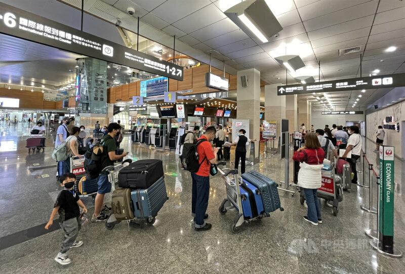 政府原本要開放團客前往中國卻臨時轉彎,恐讓旅行業損失慘重、赴陸團客心生不滿,讓政府的信任度降低,不利賴清德未來執政。(中央社)