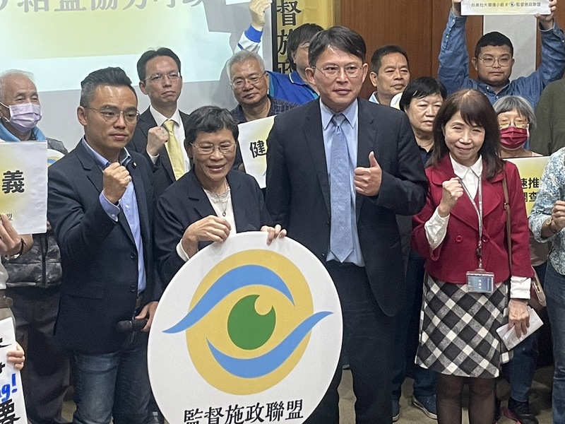 國民黨立委洪孟楷(前左一)、民眾黨立委黃國昌(前右二)、陳昭姿(前右一)19日挺前立委陳椒華成立的「監督施政聯盟」。(Photo by 簡嘉佑/台灣醒報)
