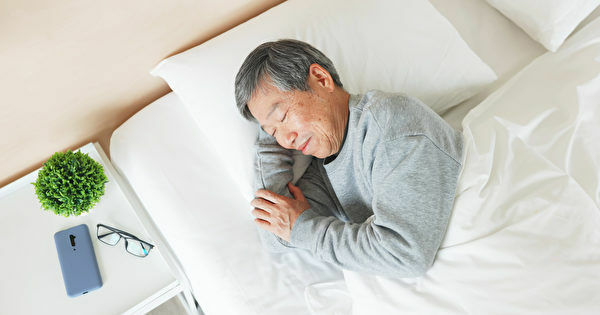 國衛院研究團隊19日指出,長者可能因為長期失眠,或者睡覺時沒出現打鼾等狀況,導致睡眠呼吸中止症不易被發覺。(Shutterstock)