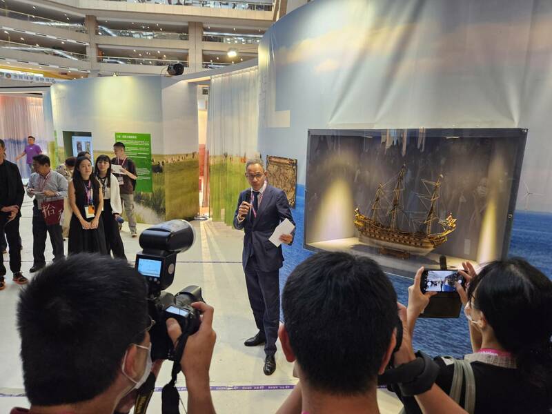 2024年台北國際書展的主題國是荷蘭,會場有大量模型船、碼頭與樂園佈景,讓民眾體驗在書海中航行的感覺。(Photo by 呂翔禾/台灣醒報)