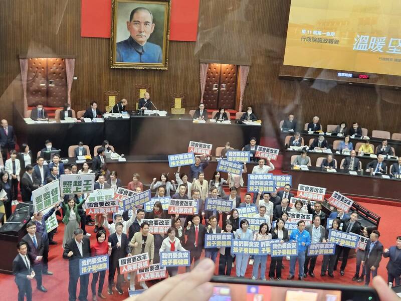 藍委要求行政院長陳建仁針對食安進行專案報告,並上前攻佔質詢台,綠委也不甘示弱喊話回擊。(Photo by 呂翔禾/台灣醒報)