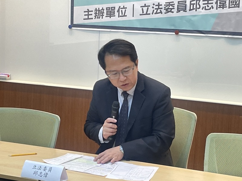 民進黨立委邱志偉22日於記者會呼籲,政府應督促業者建立更嚴謹的廣告上架機制。(Photo by 簡嘉佑/台灣醒報)