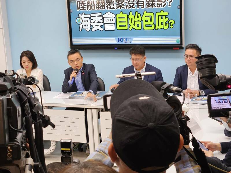 國民黨團22日質疑海委會未解釋清楚陸船翻覆事件,藍委呼籲解釋與調查清楚,並給對岸人道關懷。(Photo by 呂翔禾/台灣醒報)