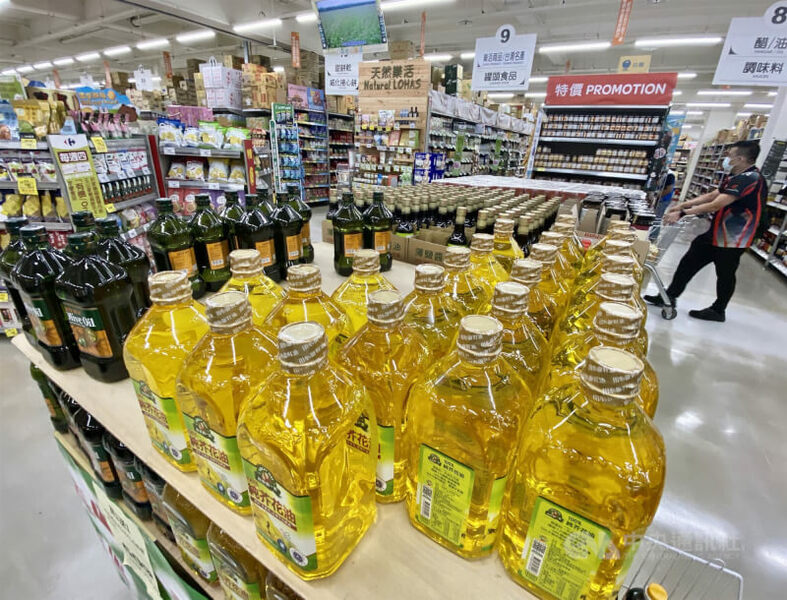 中低收入家庭在日常生計中食物消費支出占所得之比重較高政府與其重視經濟成長數據,不如更加體恤民眾。(中央社)