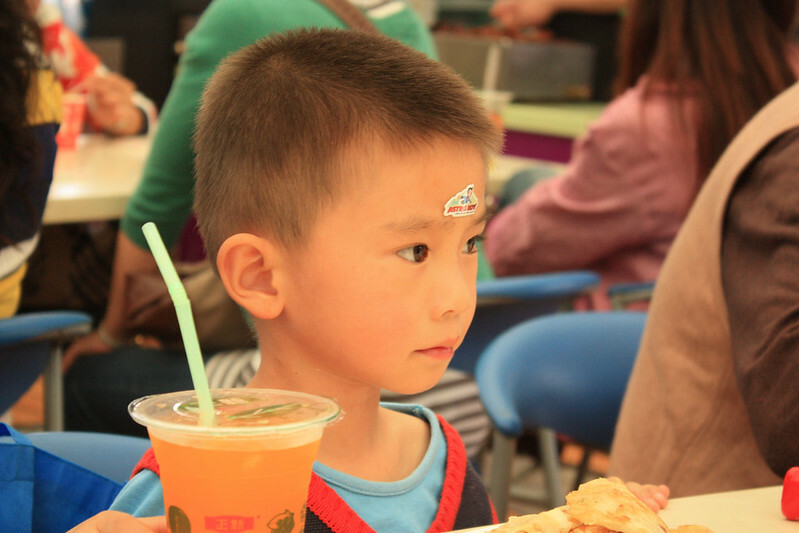在中國養育孩子,讓女性的工時與薪資也跟著降低。(Photo by Colin J on Flickr used under Creative Commons license)