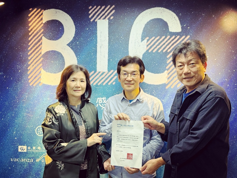 魏德聖以逆境創新獲楊士琪紀念獎,楊士琪紀念獎主委胡幼鳳(左)和林文淇(右)特別親送得獎通知。(楊士琪紀念獎提供)
