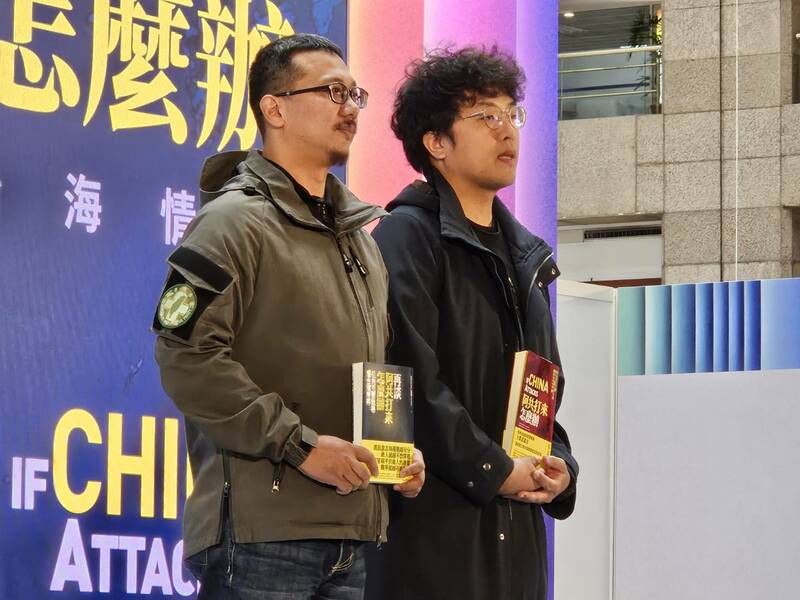 民進黨立委沈伯洋25日出席新書座談會時表示,從烏克蘭的經驗來看,民眾要具備防衛意識,才能抵抗中國侵略。(Photo by 呂翔禾/台灣醒報)