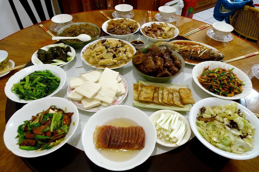 過年大餐不斷,許多民眾假期結束後就胖一圈。(photo by 醒報資料庫)